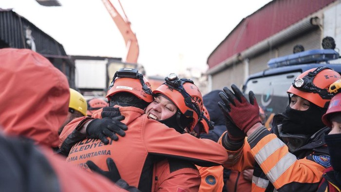 Fatma Karus Selamat Setelah 96 Jam Tertimbun Reruntuhan Gempa KAHRAMANMARAS, TURKIYE - FEBRUARY 10: Search and rescue crews celebrate as 26 year old Syrian woman Fatma Karus is rescued from under rubbles of a collapsed 3 story-building on Ali Sezai Efendi Street 96 hours after 7.7 and 7.6 magnitude earthquakes hit TurkiyeΓ’s Kahramanmaras on February 10, 2023. Early Monday morning, a strong 7.7 earthquake, centered in the Pazarcik district, jolted Kahramanmaras and strongly shook several provinces, including Gaziantep, Sanliurfa, Diyarbakir, Adana, Adiyaman, Malatya, Osmaniye, Hatay, and Kilis. Later, at 13.24 p.m. (1024GMT), a 7.6 magnitude quake centered in Kahramanmaras' Elbistan district struck the region. Turkiye declared 7 days of national mourning after deadly earthquakes in southern provinces. (Photo by Emin Sansar/Anadolu Agency via Getty Images)