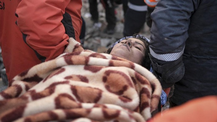 Fatma Karus Selamat Setelah 96 Jam Tertimbun Reruntuhan Gempa KAHRAMANMARAS, TURKIYE - FEBRUARY 10: Search and rescue crews celebrate as 26 year old Syrian woman Fatma Karus is rescued from under rubbles of a collapsed 3 story-building on Ali Sezai Efendi Street 96 hours after 7.7 and 7.6 magnitude earthquakes hit TurkiyeΓ’s Kahramanmaras on February 10, 2023. Early Monday morning, a strong 7.7 earthquake, centered in the Pazarcik district, jolted Kahramanmaras and strongly shook several provinces, including Gaziantep, Sanliurfa, Diyarbakir, Adana, Adiyaman, Malatya, Osmaniye, Hatay, and Kilis. Later, at 13.24 p.m. (1024GMT), a 7.6 magnitude quake centered in Kahramanmaras' Elbistan district struck the region. Turkiye declared 7 days of national mourning after deadly earthquakes in southern provinces. (Photo by Emin Sansar/Anadolu Agency via Getty Images)