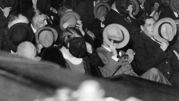  POV: Anda seorang jurnalis pemberani pada tahun 1931 yang mengambil foto para mafia di persidangan Al Capone Foto: Instagram/historyinpictures