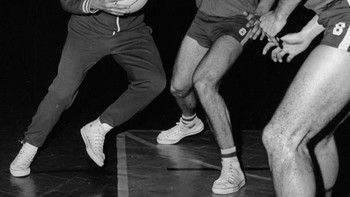 Fidel Castro mengenakan Converse  bermain basket melawan siswa saat berkunjung ke Polandia tahun 1972. Foto: Instagram/historyinpictures