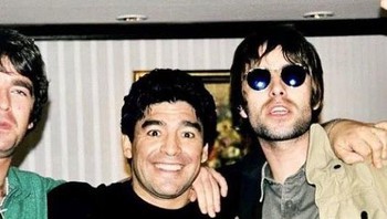 Noel dan Liam Gallagher bersama Diego Maradona di Buenos Aires, 1998. Foto: Instagram/historyinpictures