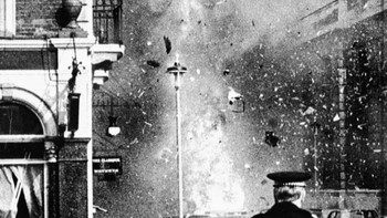 Seorang fotografer mengabadikan momen yang tepat ketika bom mobil IRA meledak di luar Old Bailey, London pada 8 Maret 1973. Foto: Instagram/historyinpictures