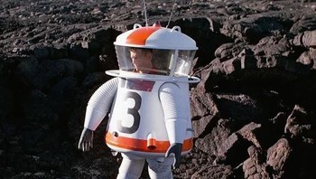 NASA mencoba pakaian antariksa yang ditujukan untuk pendaratan di bulan, 1962. Sayangnya, kejeniusan apa pun yang menemukan yang satu ini kalah dari prototipe Playtex (ya, pakaian Armstrong dirancang oleh produsen bra). Foto: Instagram/historyinpictures