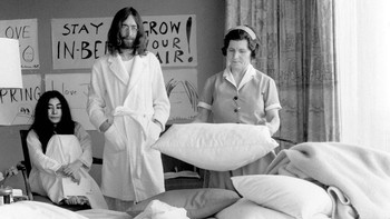 John Lennon dan Yoko One menunggu pembantu membereskan tempat tidur agar mereka dapat terus memprotes sistem pada tahun 1969 Foto: Instagram/historyinpictures