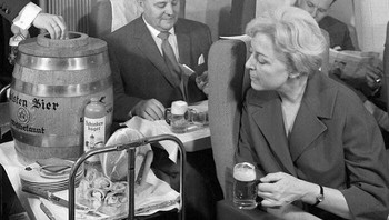 Lufthansa Menyajikan Daging Babi Dan Bir Draft Di Pesawat Pada Tahun 1960-an Foto: Instagram/historyinpictures