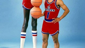 Pemain Tertinggi Dan Terpendek Dalam Sejarah Yang Aktif Di NBA Pada Saat Yang Sama Foto: Instagram/historyinpictures