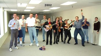 Tim pendiri SpaceX + band mariachi, 2002. Kenal sosok di sisi kanan? Foto: Instagram/historyinpictures