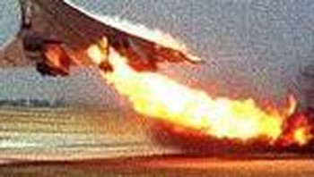 di tahun 2000, sebuah pesawat Concorde Prancis menabrak sebuah hotel. Seratus penumpang dan sembilan awak pesawat tewas. Di darat, empat orang tewas dan satu luka kritis. Ini adalah satu-satunya kecelakaan Concorde yang fatal selama 27 tahun sejarah operasionalnya. Foto: Instagram/historyinpictures