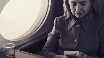  Hillary Clinton memainkan Game Boy pada tahun 1993.  Foto: Instagram/historyinpictures