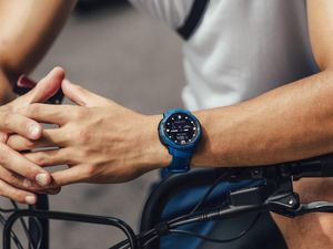Garmin Instinct Crossover Dirilis, Smartwatch Rasa Analog untuk Petualang