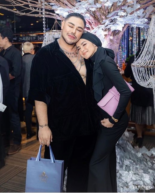 Warganet langsung menanggapi gaya hijab Olla Ramlan. Olla kok leher nya keliatan...nanti lama-lama dibuka deh kaya Rinos...😁✌️, ucap akun @elienlie788. Auratnya kelihatan, kata akun @piwan1033. Foto: Dok. Instagram @ollaramlan.