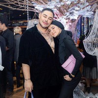 Warganet langsung menanggapi gaya hijab Olla Ramlan. Olla kok leher nya keliatan...nanti lama-lama dibuka deh kaya Rinos...😁✌️, ucap akun @elienlie788. Auratnya kelihatan, kata akun @piwan1033. Foto: Dok. Instagram @ollaramlan.