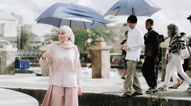 Ibu dari tiga orang anak ini mengunggah momen ketika sedang syuting di Banjarmasin, Kalimantan Selatan. Olla memakai hijab pashmina yang dibentuk ke belakang dan kembali memperlihatkan bagian leher. Foto: Dok. Instagram @ollaramlan.