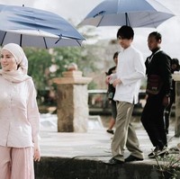 Ibu dari tiga orang anak ini mengunggah momen ketika sedang syuting di Banjarmasin, Kalimantan Selatan. Olla memakai hijab pashmina yang dibentuk ke belakang dan kembali memperlihatkan bagian leher. Foto: Dok. Instagram @ollaramlan.