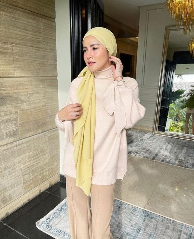 Pembawa acara dan model Olla Ramlan jadi sorotan warganet di media sosial karena unggahan close friend di Instagram bocor, saat ia sedang tidak mengenakan hijab. Gaya hijab Olla juga kerap tuai kritik karena menunjukkan bagian lehernya.  Foto: Dok. Instagram @ollaramlan.