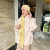 Pembawa acara dan model Olla Ramlan jadi sorotan warganet di media sosial karena unggahan close friend di Instagram bocor, saat ia sedang tidak mengenakan hijab. Gaya hijab Olla juga kerap tuai kritik karena menunjukkan bagian lehernya.  Foto: Dok. Instagram @ollaramlan.