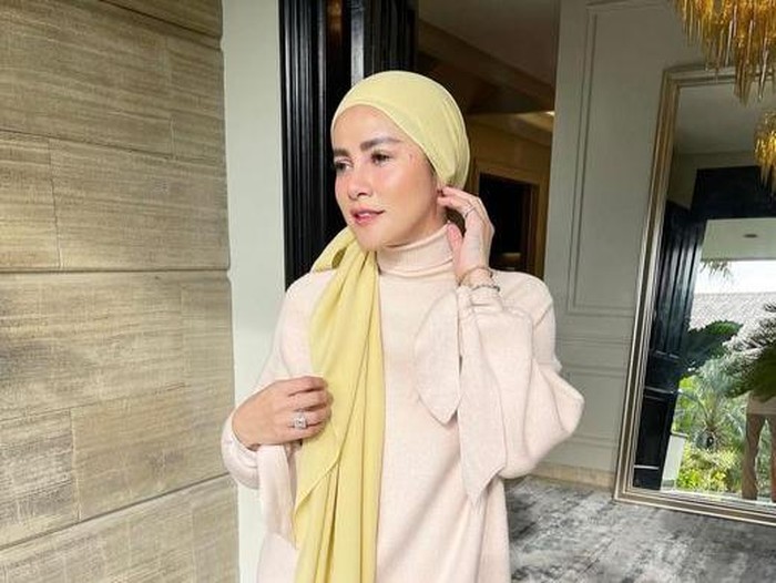 Gaya hijab Olla Ramlan yang kerap menuai kritik dari warganet.