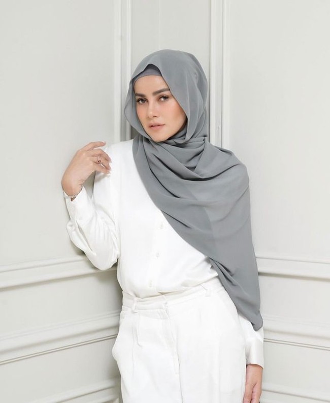 Olla Ramlan pertama kali memutuskan berhijab pada Mei 2019, tepat di bulan suci Ramadan. Keinginan tersebut bukanlah keputusan mendadak. Ia mengaku telah merasakan dorongan untuk berhijab sejak pertama kali menunaikan ibadah umrah pada 2015. Foto: Dok. Instagram @ollaramlan.
