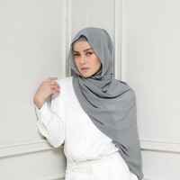 Olla Ramlan pertama kali memutuskan berhijab pada Mei 2019, tepat di bulan suci Ramadan. Keinginan tersebut bukanlah keputusan mendadak. Ia mengaku telah merasakan dorongan untuk berhijab sejak pertama kali menunaikan ibadah umrah pada 2015. Foto: Dok. Instagram @ollaramlan.