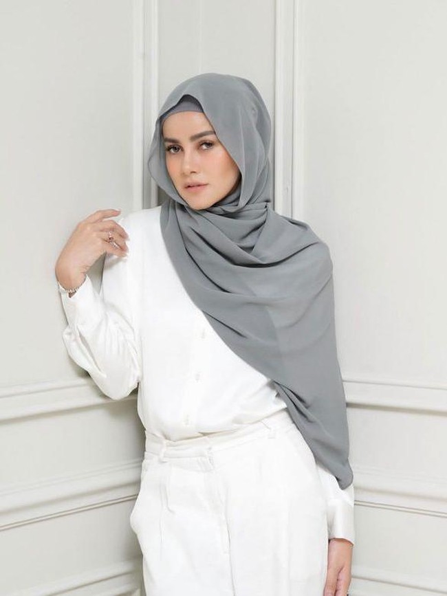 10 Potret Transformasi Gaya Olla Ramlan yang Kini Putuskan Lepas Hijab 10 Potret Transformasi Gaya Olla Ramlan yang Kini Putuskan Lepas Hijab
