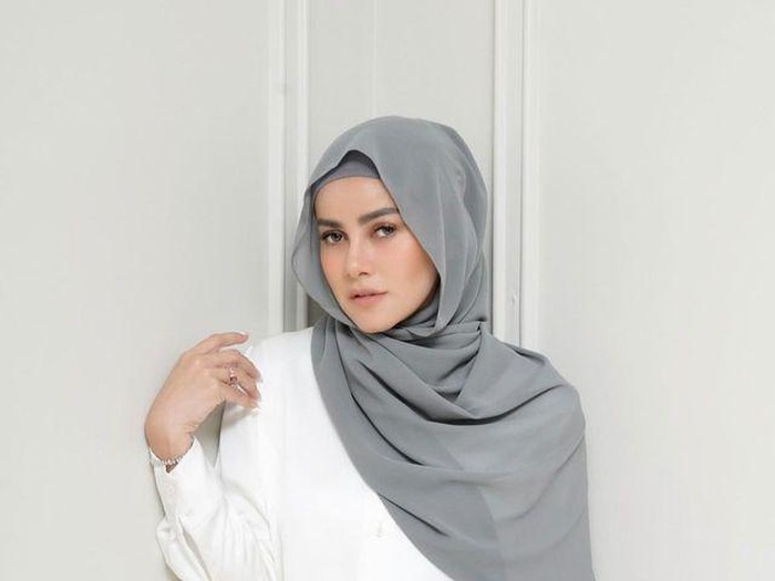 Gaya hijab Olla Ramlan yang kerap menuai kritik dari warganet.