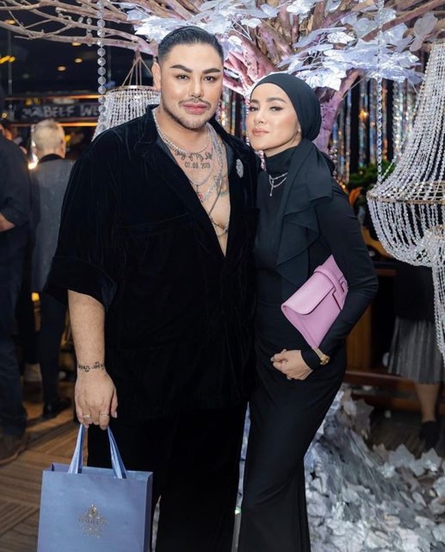 Ketika menghadiri suatu acara, Olla Ramlan terlihat foto OOTD bersama Ivan Gunawan. Olla menggunakan gaya hijab model ikat belakang dan memperlihatkan bagian leher. Foto: Dok. Instagram @ollaramlan.