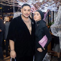 Ketika menghadiri suatu acara, Olla Ramlan terlihat foto OOTD bersama Ivan Gunawan. Olla menggunakan gaya hijab model ikat belakang dan memperlihatkan bagian leher. Foto: Dok. Instagram @ollaramlan.