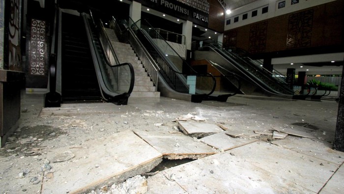 Gedung di Kantor Pemerintah Papua Rusak Diguncang Gempa Pegawai membersihkan langit-langit Gedung Sasana Krida Kompleks Kantor Pemerintah Provinsi Papua yang runtuh setelah terjadinya gempa bumi di Jayapura, Papua, Jumat (10/2/2023). Badan Penanggulangan Bencana Daerah (BPBD) Papua menyebutkan gempa magnitudo 5,4 yang berpusat di daratan Jayapura tersebut mengakibatkan empat korban jiwa, 2.261 orang mengungsi, dan puluhan bangunan mengalami kerusakan ringan hingga berat. ANTARA FOTO/Gusti Tanati/app/aww.