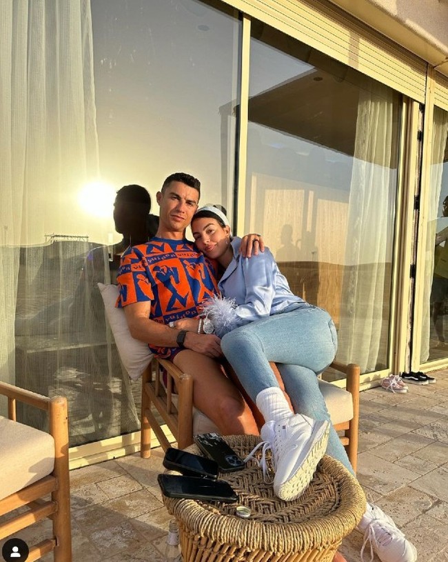  April lalu, hubungan mereka dikabarkan retak. Menurut laporan Daily Sabah yang mengutip El Futbolero, Ronaldo diduga kesal dengan perilaku Georgina yang suka pamer barang mewah. (Foto: Instagram/@georginagio)