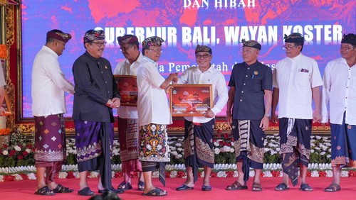 Gubernur Bali Wayan Koster saat menyerahkan Bantuan Keuangan Khusus (BKK) pada Pemkab Gianyar di Gianyar, Jumat (10/2/2023).