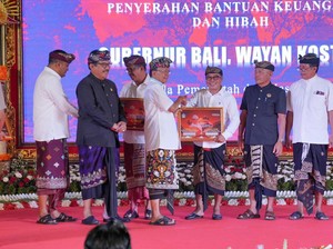 Koster Gelontorkan BKK Rp 6,58 Miliar untuk Gianyar