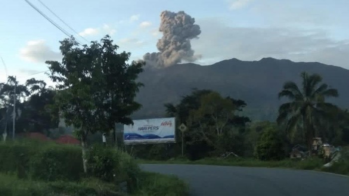 Gunung Marapi menyemburkan abu vulkanik. (Foto: Istimewa)