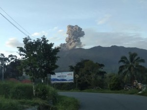 Gunung Marapi Sumbar Erupsi, Semburkan Abu Setinggi 400 Meter