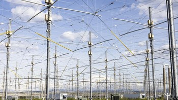 Di Amerika Serikat, ada dua fasilitas pemanas ionosfer yang serupa yaitu HIPAS, dekat Fairbanks, Alaska, yang dibongkar pada tahun 2009, dan satu di Observatorium Arecibo di Puerto Rico, yang runtuh pada tahun 2020. Foto: HAARP