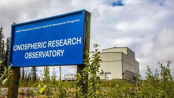 HAARP, atau High-frequency Active Auroral Research Program, merupakan program yang nyata ada, yaitu riset ionosfer yang didanai militer, pemerintah AS, dan Universitas Alaska. Program ini sudah beberapa kali menjadi sasaran teori konspirasi, terakhir disebut dalam konspirasi yang memicu gempa besar Turki di tahun 2023. Fasilitasnya ini ada di Alaska. Foto: HAARP