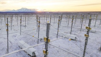 Program riset HAARP ini fasilitasnya termasuk 180 antena dipol silang frekuensi tinggi yang tersebar di area 33 hektar dan mampu memancarkan 3,6 megawatt ke atmosfer bagian atas dan ionosfer. Foto: HAARP