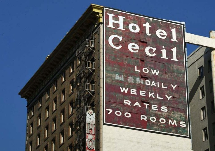 Hotel Ini Punya Sejarah Mengerikan, Berani Nginap? Hotel yang satu ini disebut sebagai yang terhoror di dunia. Banyak kejadian mengerikan yang pernah terjadi di dalamnya. Seperti apa wujud hotel ini? (Rekues Zulfi).