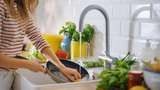 5 Tips Membersihkan Alat Masak Berminyak, Mudah dan Praktis!