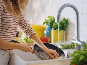 5 Tips Membersihkan Alat Masak Berminyak, Mudah dan Praktis!