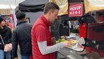 Potret Warga Amerika Rela Antre Panjang demi Indomie-Bakso