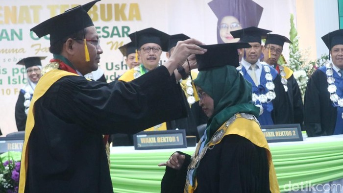 Institut Agama Islam Negeri (IAIN) Kudus mengukuhkan guru besar bidang hadis Prof. Dr. Hj. Umma Farida. Lc., M.A, Jumat (10/2/2023).