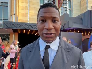 Jonathan Majors Sapa Fans Indonesia dan Ikut Jajal Lato-lato