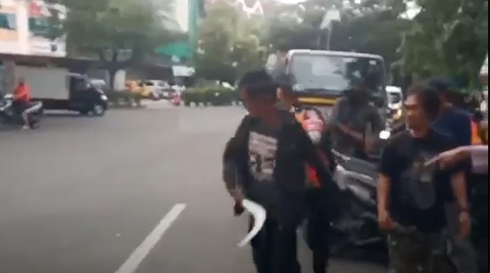 Juru parkir liar mengamuk dan keluarkan celurit saat ditertibkan petugas di Jalan Daan Mogot, Kalideres, Jakarta Barat.