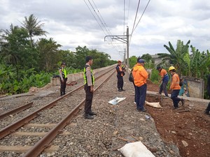 KAI Tutup Perlintasan Liar Pondok Rajeg Bogor yang Baru Dibuka Warga