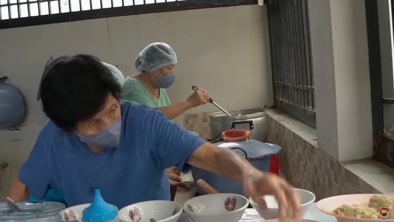 Lansia Ini Masih Semangat Jualann Makanan