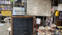 Kamu bisa melihat puluhan menu yang ditawarkan Kampoeng Gallery di bagian depan bangunan. Ada es kopi, es cokelat, teh tarik, dan aneka camilan. Foto: detikFood / Yenny Mustika Sari