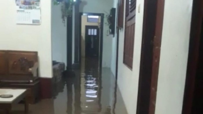 Kantor Polsek Grati Pasuruan Terendam Banjir