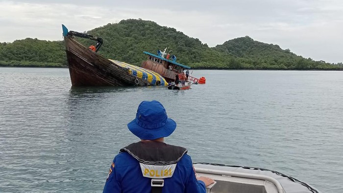 Kapal KM Nizam Jaya karam usai menabrak karang di perairan Batam. (Dok Ditpolarud Polda Kepri)
