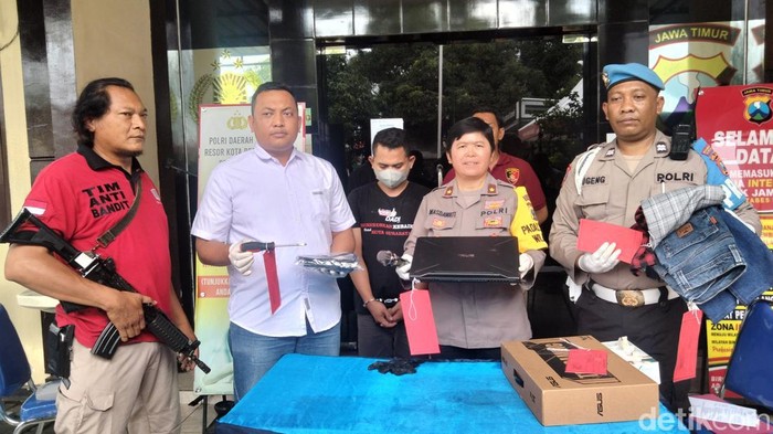 Kapolsek Jambangan Kompol Masdawati saat rilis pelaku pembobolan rumah
