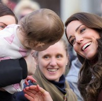 Pada foto jepretan fotografer ini, Kate Middleton tampak tulus menyapa fans kerajaan cilik yang menunggunya di luar kawasan Museum Nasional Maritim, Cornwall, Inggris. Foto: Getty Images